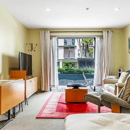 Spacious Viaduct Studio + Free Parking